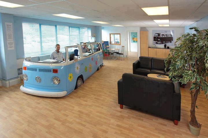 Combi VW détourné en bureau d'accueil qui va charmer les clients
