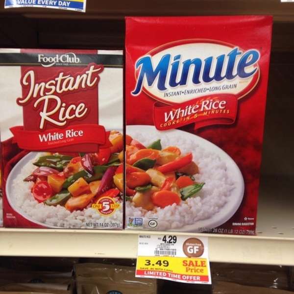 Deux paquets de riz de différentes marques forment un plat