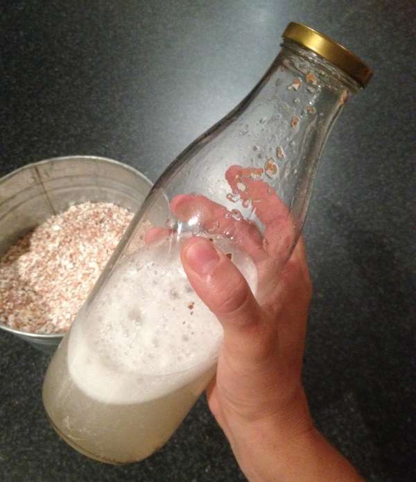 Nettoyer l'intérieur d'une bouteille avec des coquilles d'oeufs écrasées