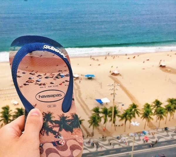 Le même paysage de plage imprimé sur une tong