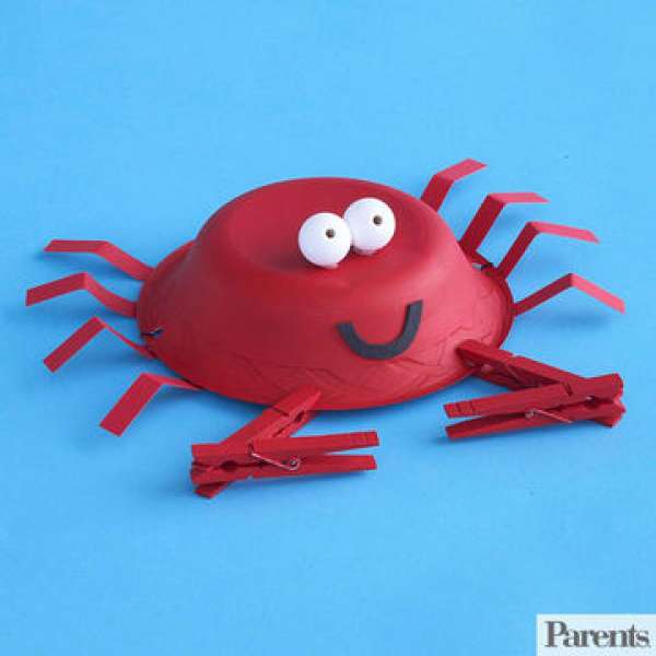 Chapeau crabe avec une assiette en carton