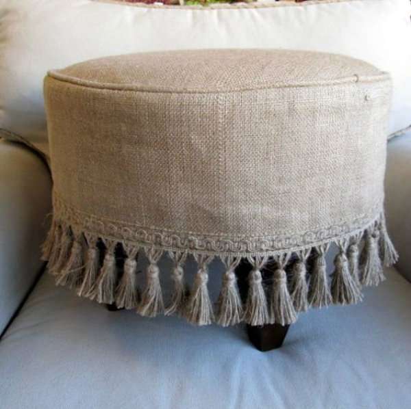 Tabouret avec des pompons