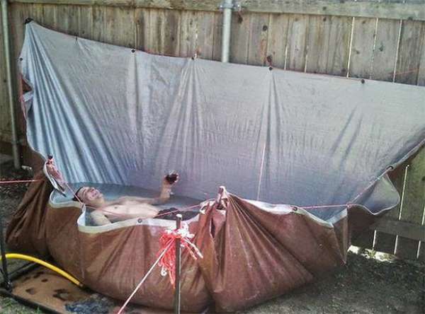 Du fil, une bâche et un peu d'eau égale une piscine improvisée