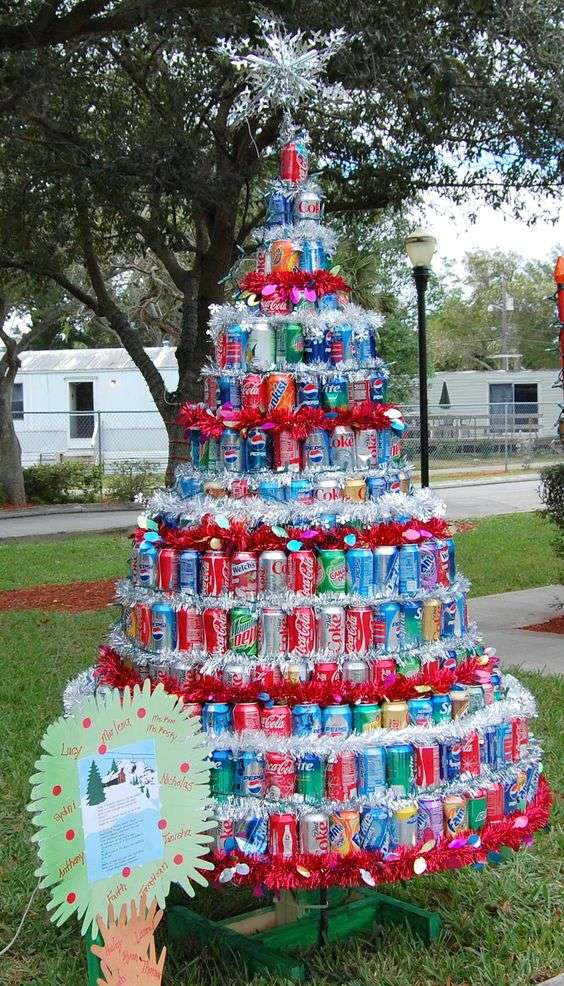 Sapin de Noel avec des canettes de soda