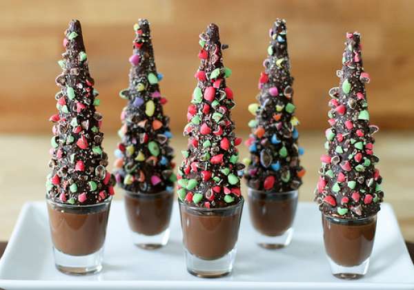 Des sapins avec des cornets et des verrines de crème chocolat