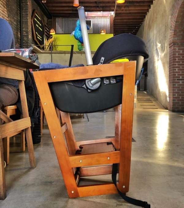 Une astuce à essayer lorsqu'il n'y a pas de siège bébé dans un café
