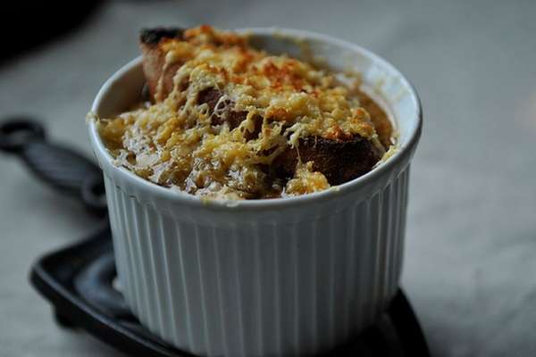 Soupe aux oignons avec la baguette de la veille