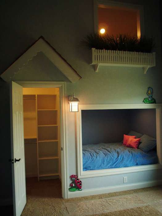 Une petite maison qui exploite chaque recoin de la chambre de votre enfant