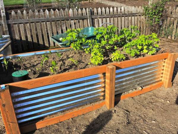 Un jardin surélevé avec un design alliant de la tôle galvanisée et du bois