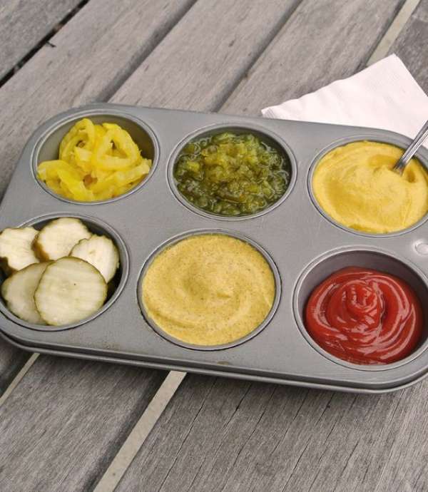 Servir les condiments dans un moule à muffins