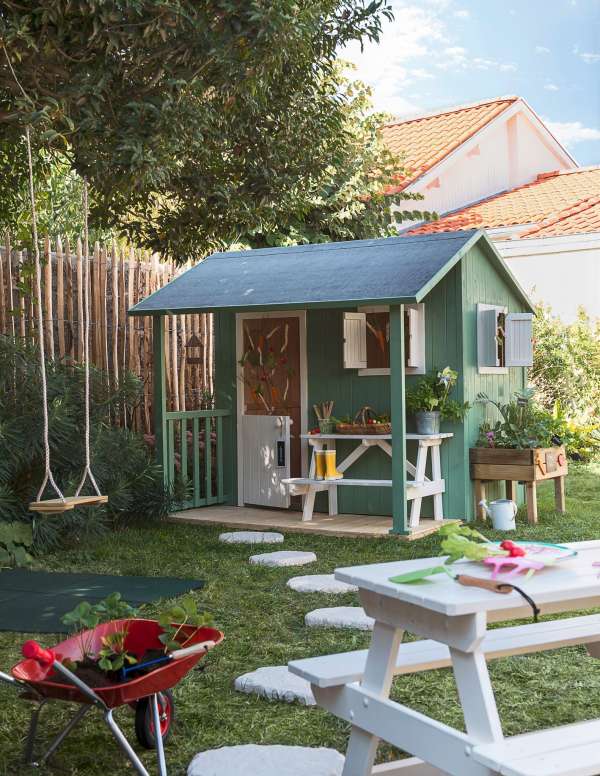 Une cabane en bois au fond du jardin avec sa véranda