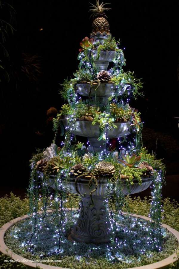 Fontaine féerique sans eau avec des guirlandes lumineuses