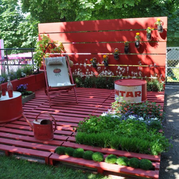 Terrasse design avec des pots de fleurs intégrés