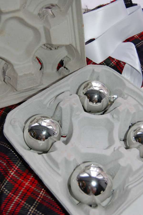Ranger les boules décoratives dans des boites à œufs