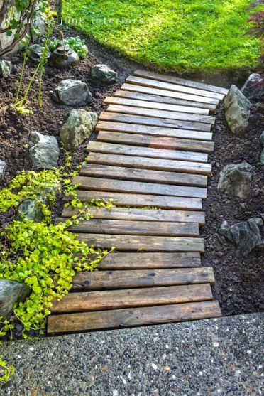 Allée de jardin avec des planches de palettes tout simplement posées par terre