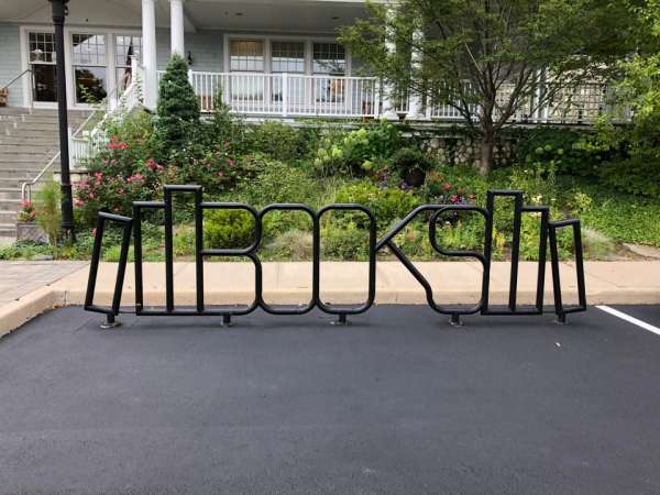 Un stationnement cyclable en parfaite harmonie avec la bibliothèque