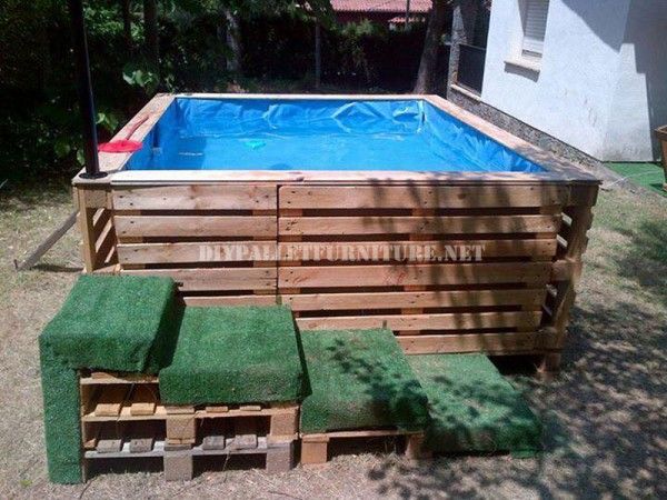 Piscine-jacuzzi avec des palettes pour créer les murs de la piscine