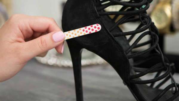 Enlevez les taches sur les chaussures en daim en les frottant avec une lime à ongles