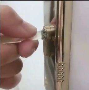 Utilisez un bâton de colle pour retirer un morceau de clé cassé