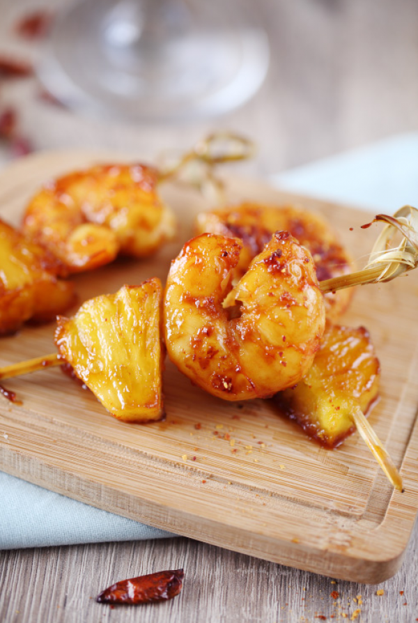 Des brochettes de crevettes et ananas caramélisées et au piment d'Espelette