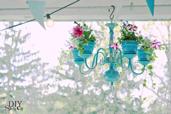 Vieux lustre à fleurs pour la terrasse