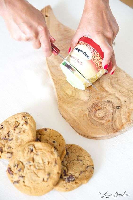 Coupez directement le pot pour obtenir des tranches de glace et faire des sandwichs à la crème glacée