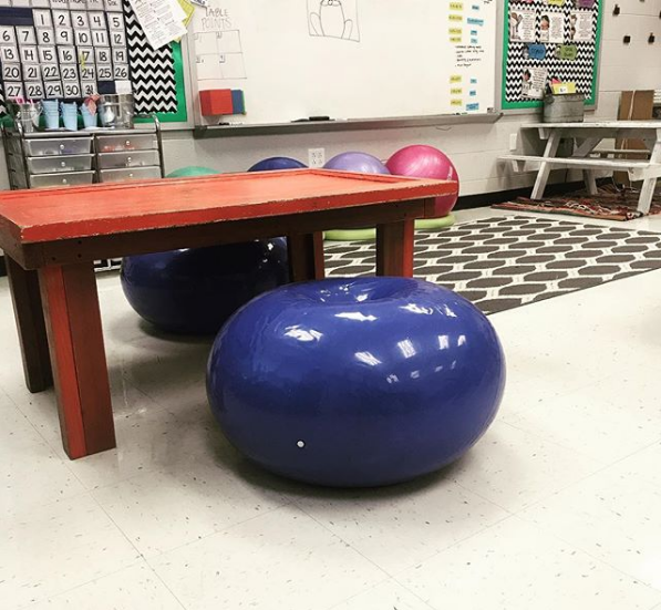 Swiss ball pour s'asseoir dans la salle de classe