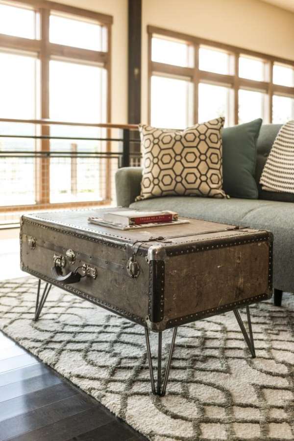 Table basse avec une vieille valise