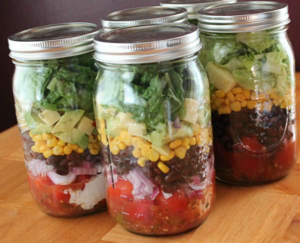 Salade composée dans un pot en verre