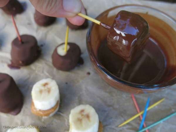 Bouchées de banane au beurre de cacahuète nappées de Nutella