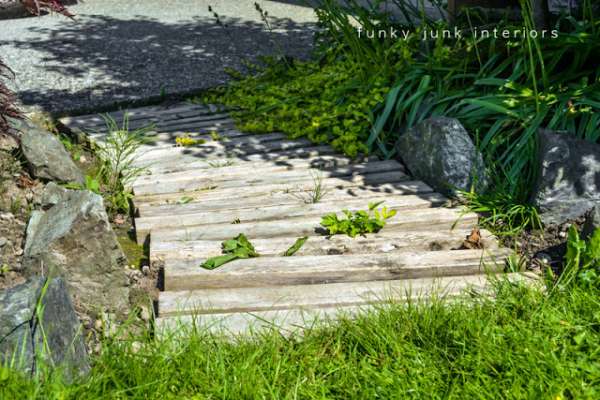 Une allée de jardin avec des palettes en bois pour une touche d'originalité