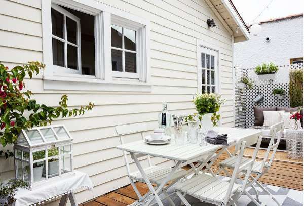 Coin repas monochrome idéal pour les bains de soleil