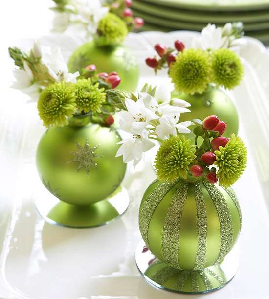 Transformez vos boules ornementales en mini-vases colorés