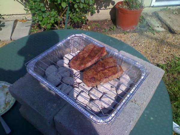 Barbecue dans un moule en aluminium jetable