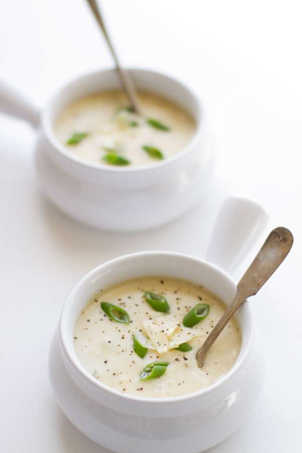 Soupe crémeuse à la pomme de terre et à l'ail grillé