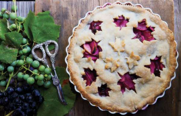 Une tarte avec des feuilles d'automne