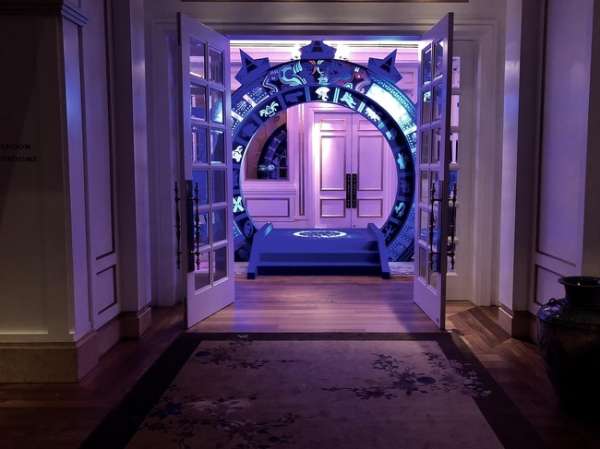 La porte des étoiles dans une chambre d'hôtel