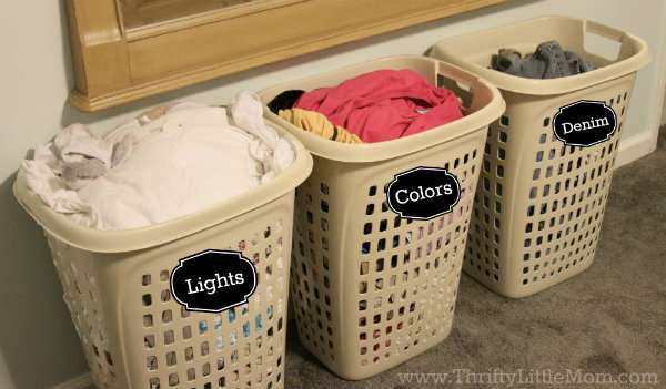 Trier le linge par couleur dans différents paniers à linge