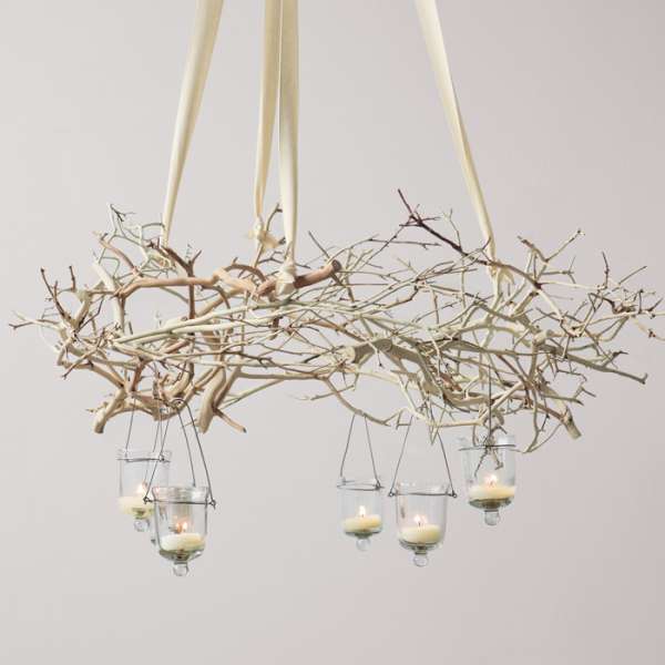 Un chandelier de branches et de bougies