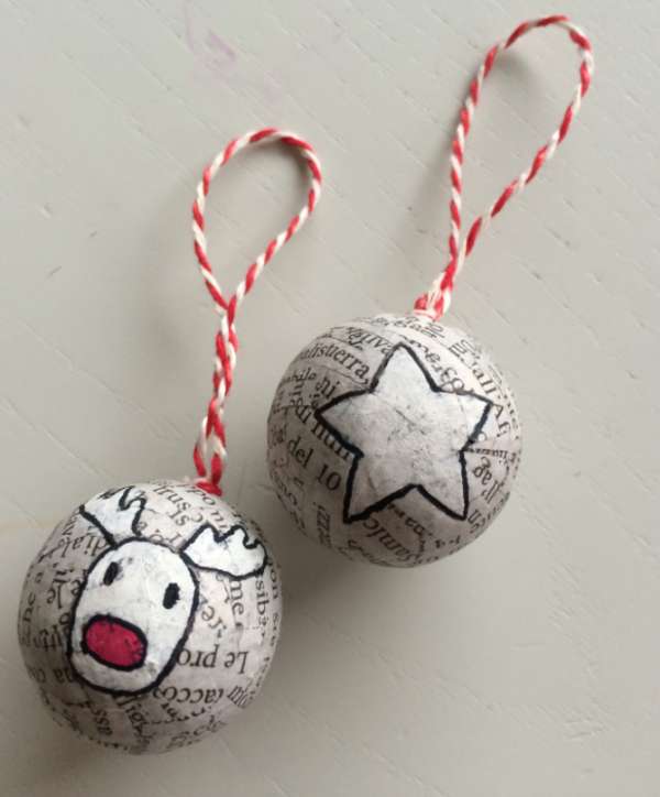 Boules de Noël avec du papier journal et des boules de polystyrène