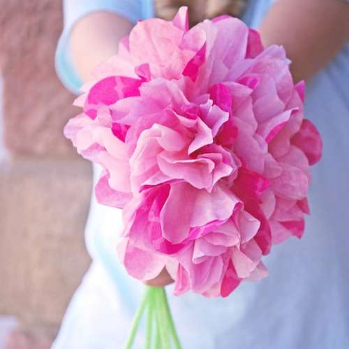 Un beau bouquet de fleurs avec du filtre à café pour la fête des mères