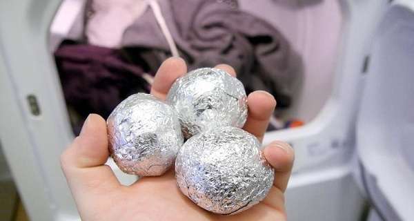 Des boules de papier aluminium dans le sèche-linge pour enlever l'électricité statique