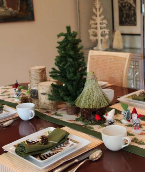 Des lutins sur la table de Noël