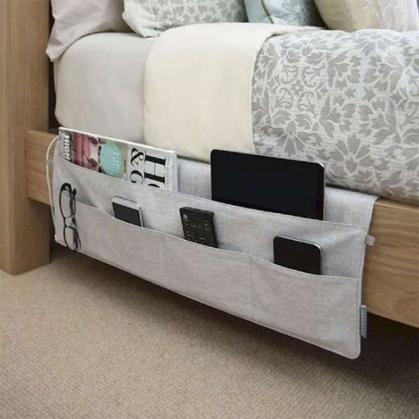 Utilisez une pochette de lit au lieu d'une table de chevet