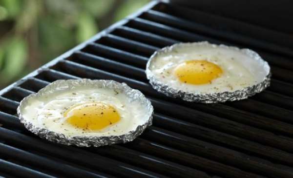 Faites griller des oeufs sur du papier aluminium