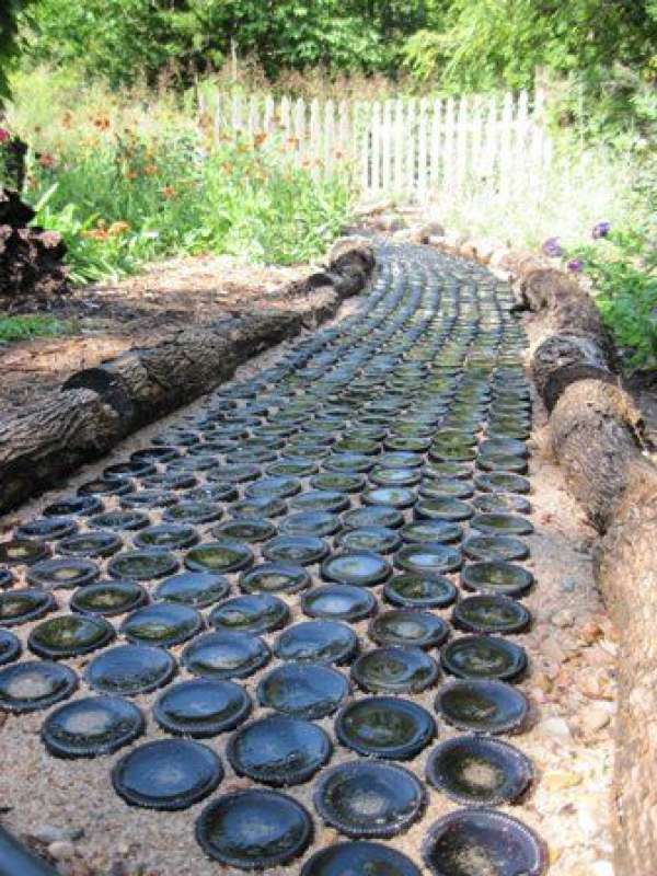 Allée de jardin avec des bouteilles en verre