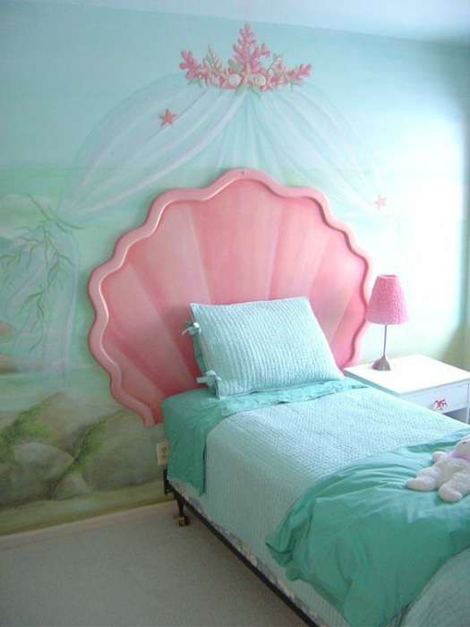 Tête de lit coquillage dans une chambre de sirène
