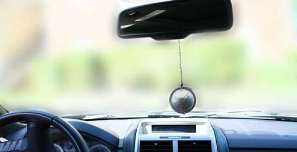 Un diffuseur de voiture avec une boule à thé