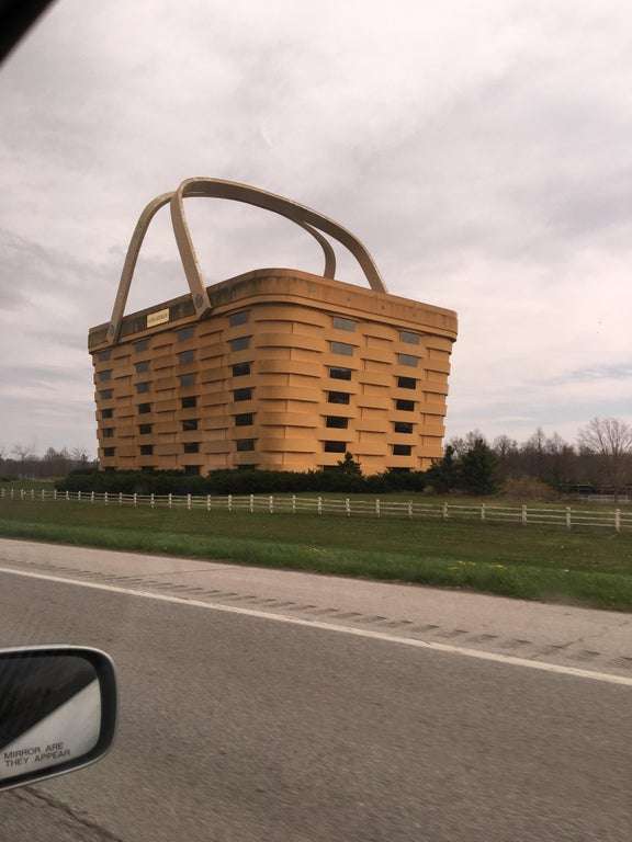 Un bâtiment qui ressemble à un panier pour pique-nique