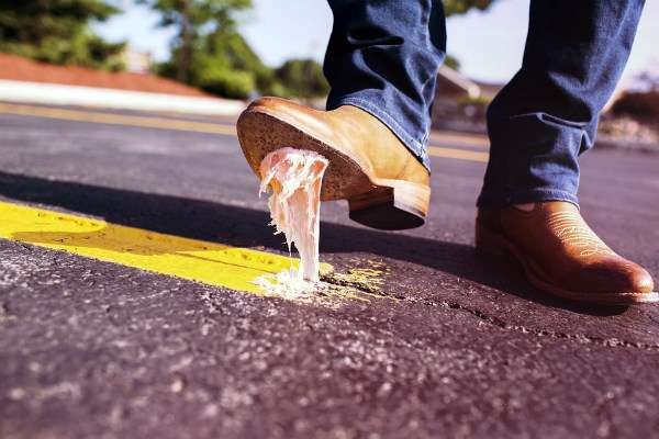 Enlève un chewing-gum collé sous une chaussure